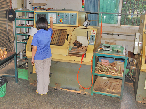 鼎裕打膠機(jī)，高效實(shí)用，你信賴(lài)的產(chǎn)品